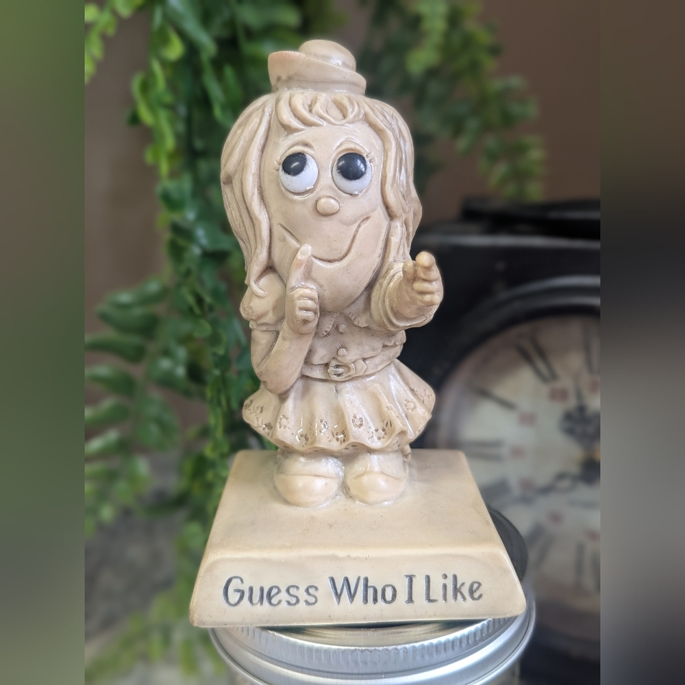 Vintage 1970s R&W Berries Co. Collectible Figurine - Guess Who I Like